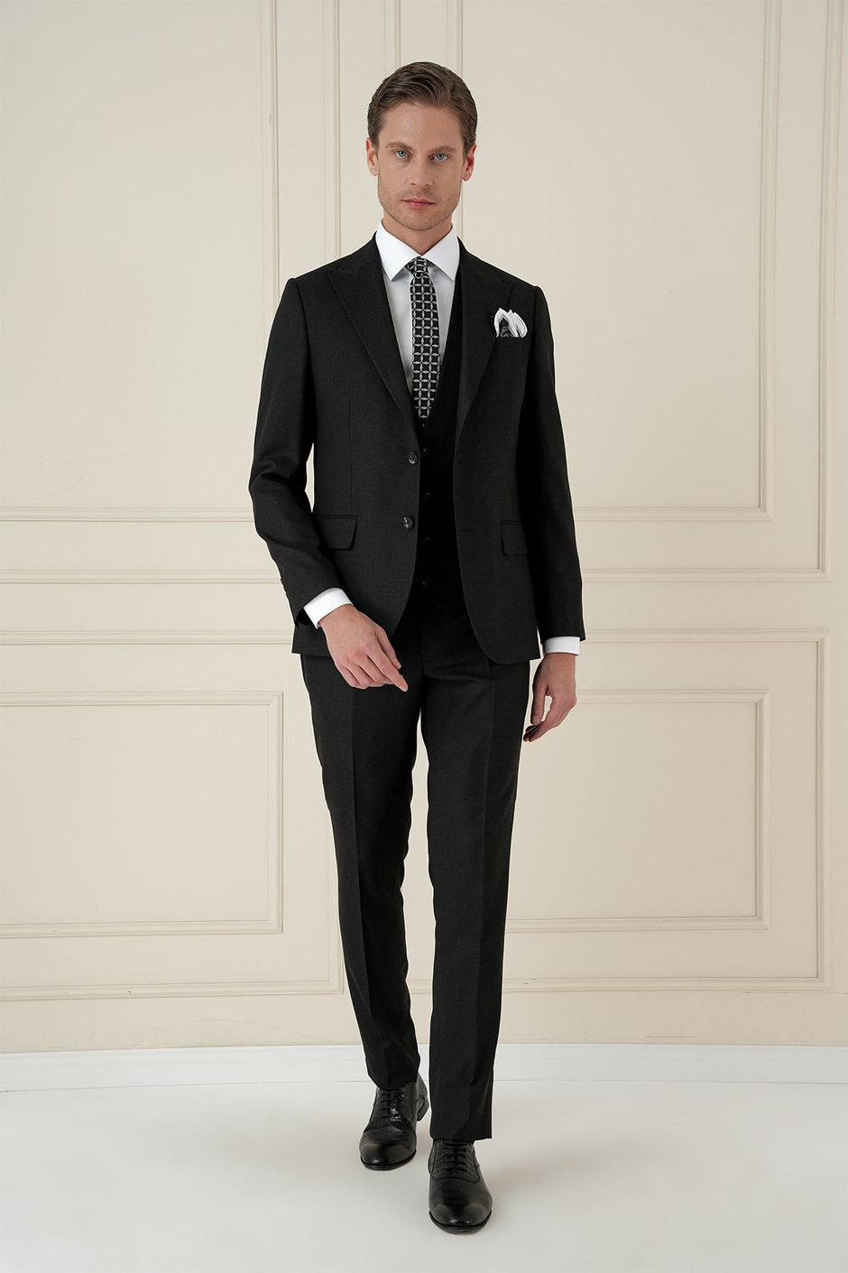 Slim Fit Kırlangıç Yaka Doku Desenli Siyah Yelekli Takım Elbise TK 911