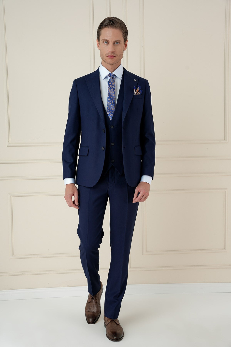 Slim Fit Kırlangıç Yaka Dokulu Lacivert Yelekli Takım Elbise TK 907
