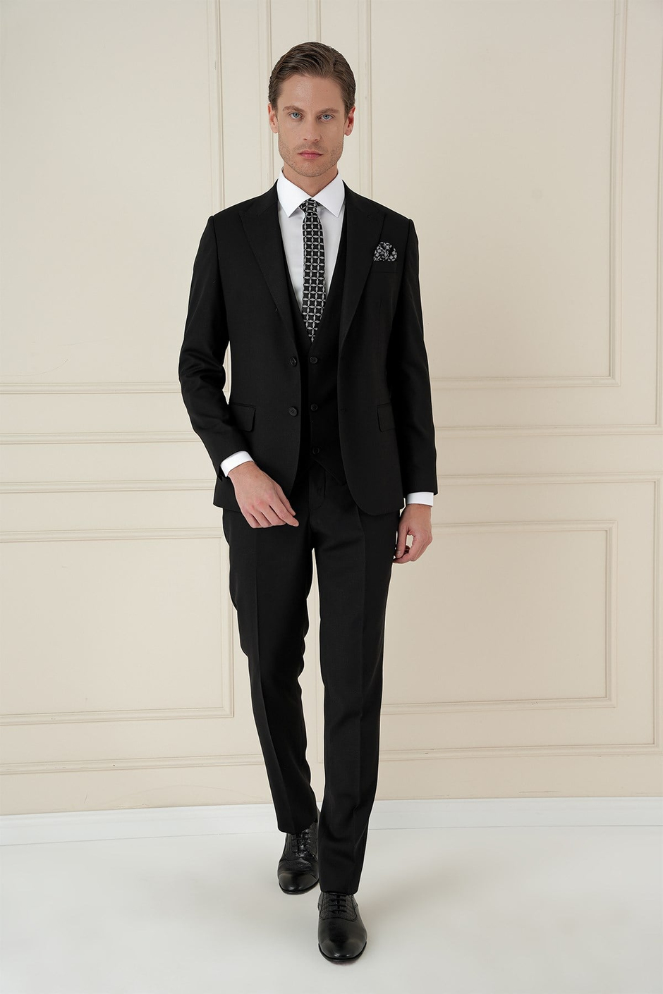 Slim Fit Kırlangıç Yaka Dokulu Siyah Yelekli Takım Elbise TK 907