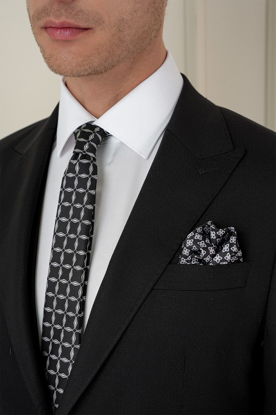 Slim Fit Kırlangıç Yaka Dokulu Siyah Yelekli Takım Elbise TK 907