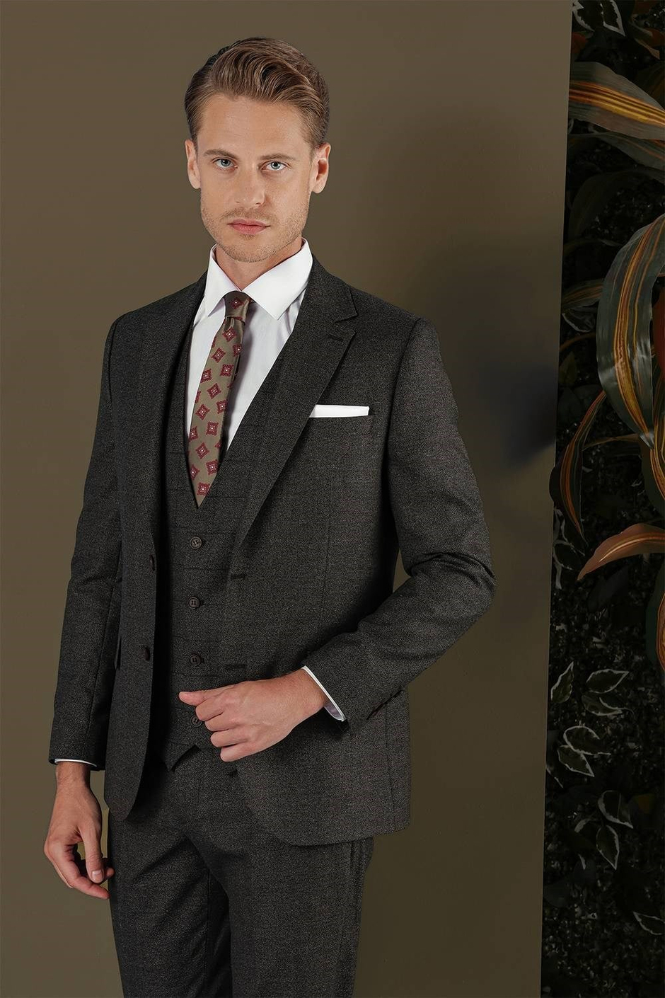 Slim Fit Mono Yaka Yünlü Kahverengi Yelekli Takım Elbise TK 880