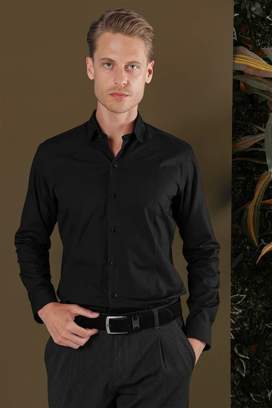 Slim Fit Önden Pensli Çıtçıtlı %100 Pamuk Siyah Gömlek GK 700