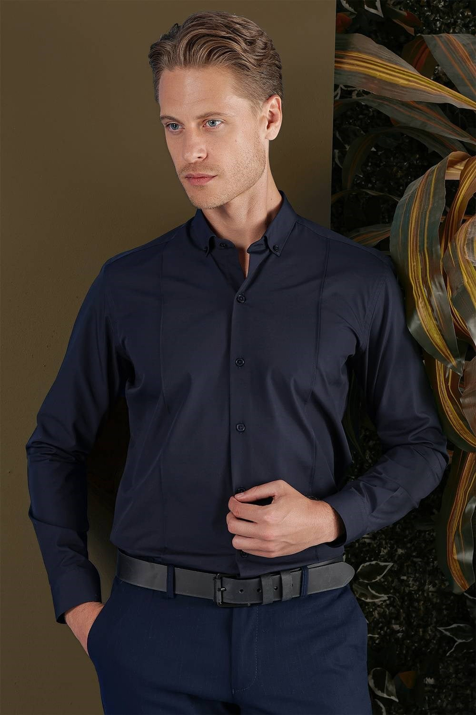 Slim Fit Önden Pensli Düğmeli Yaka Lacivert Uzun Kollu Gömlek GK 691