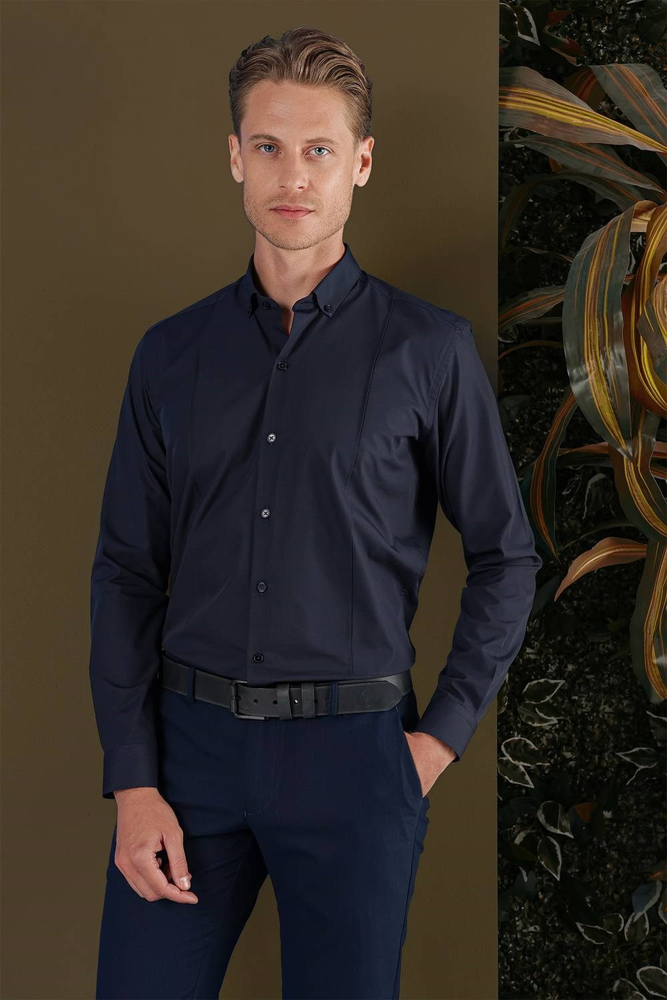 Slim Fit Önden Pensli Düğmeli Yaka Lacivert Uzun Kollu Gömlek GK 691