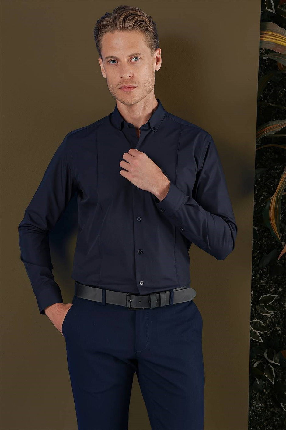 Slim Fit Önden Pensli Düğmeli Yaka Lacivert Uzun Kollu Gömlek GK 691