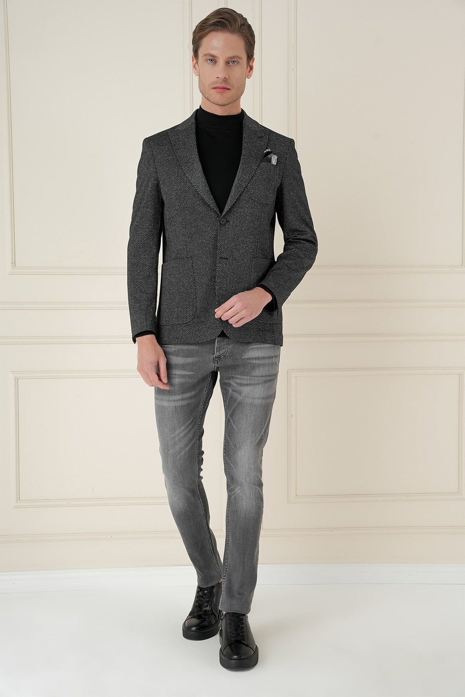 Slim Fit Sivri Yaka Yünlü Balıksırtı Dokuma Siyah Ceket C 684