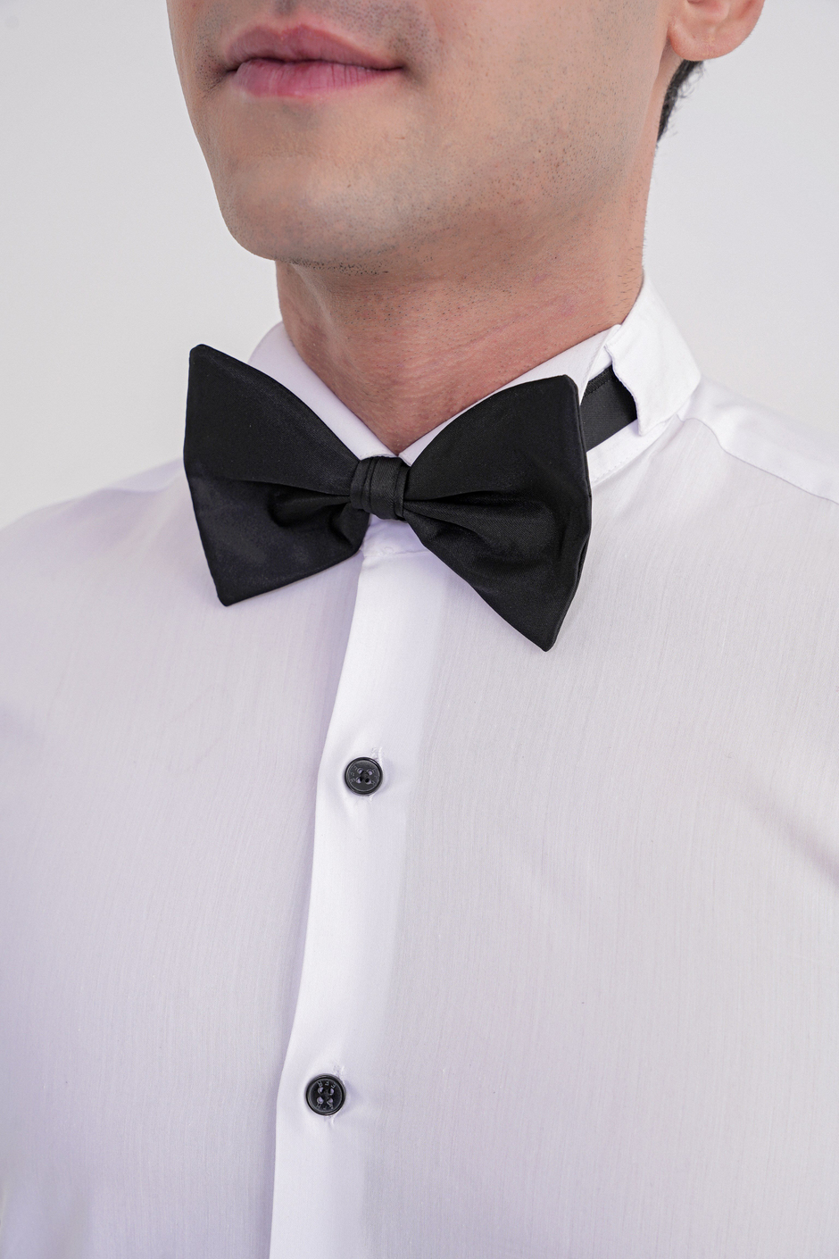 Slim Fit Siyah Düğmeli Ata Yaka Beyaz Damatlık Smokin Gömlek Gk 322