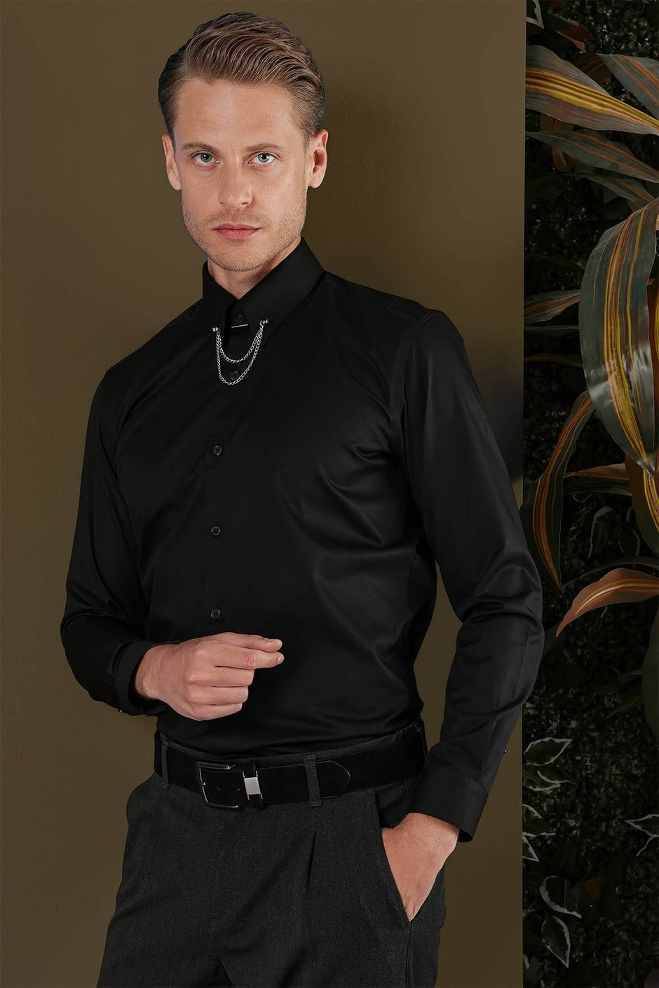 Slim Fit Yaka Zincirli %100 Pamuk Düz Siyah Gömlek GK 704