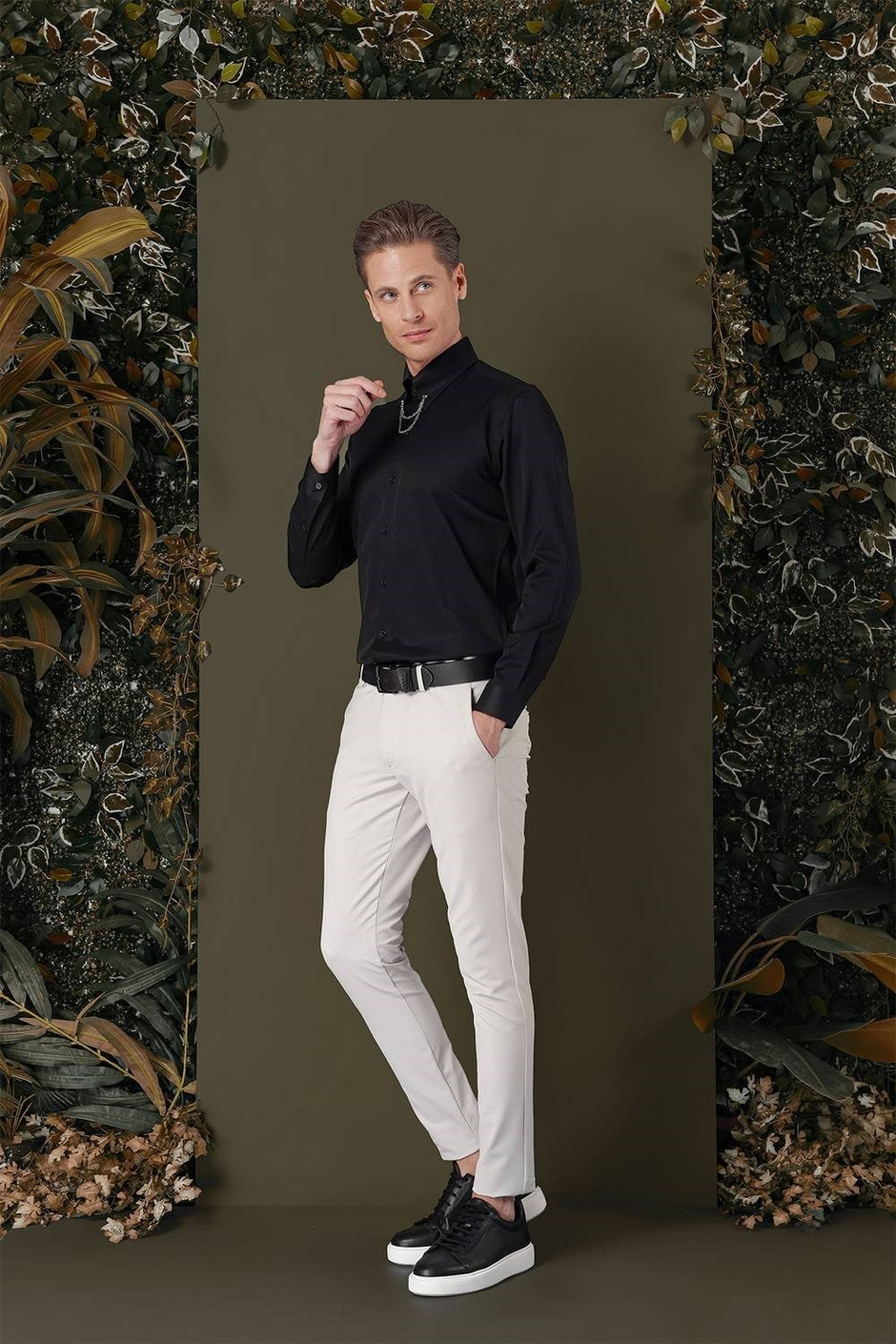 Slim Fit Yaka Zincirli Pamuklu Düz Siyah Gömlek GK 710