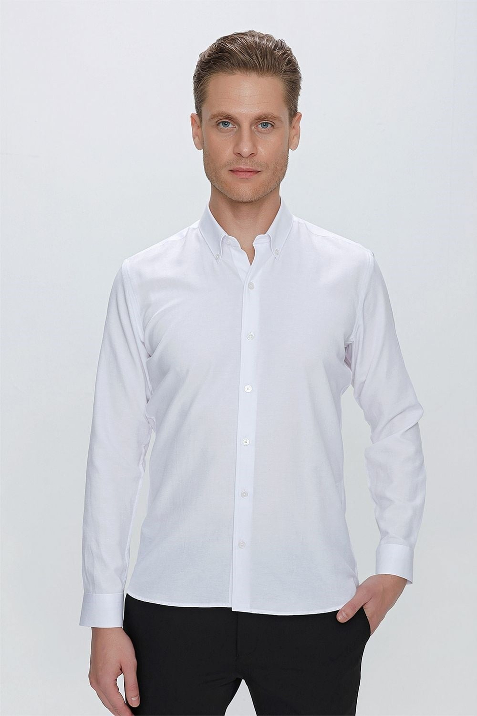 Slim Fit Yaka Zincirli ve Düğmeli Pamuklu Beyaz Gömlek GK 664