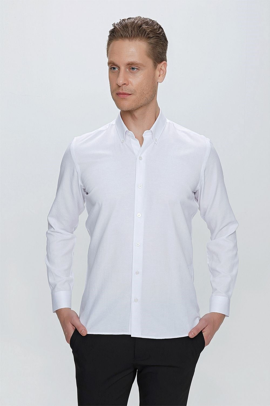 Slim Fit Yaka Zincirli ve Düğmeli Pamuklu Beyaz Gömlek GK 664