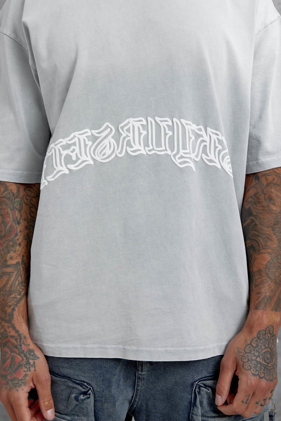 Gri İşaretli Yazı Baskılı Yıkamalı Oversize Tshirt