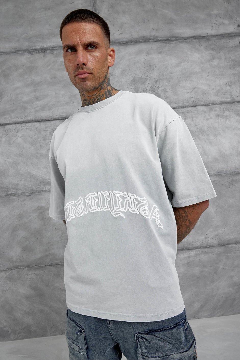 Gri İşaretli Yazı Baskılı Yıkamalı Oversize Tshirt