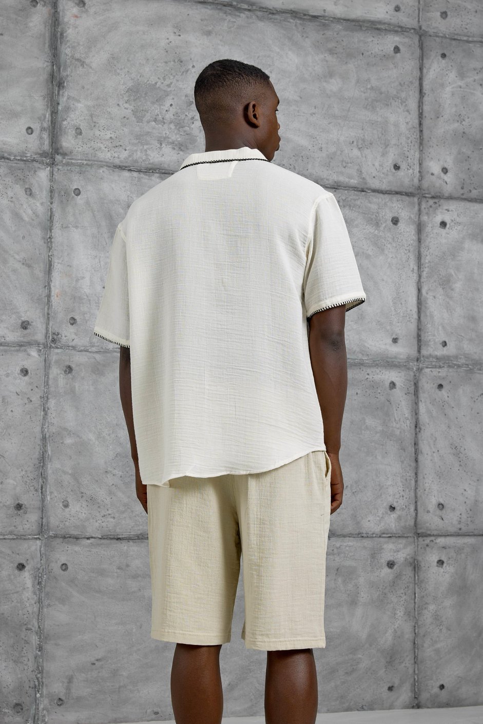 Krem Oversize Yaprak Nakışlı Kısa Kollu Gömlek