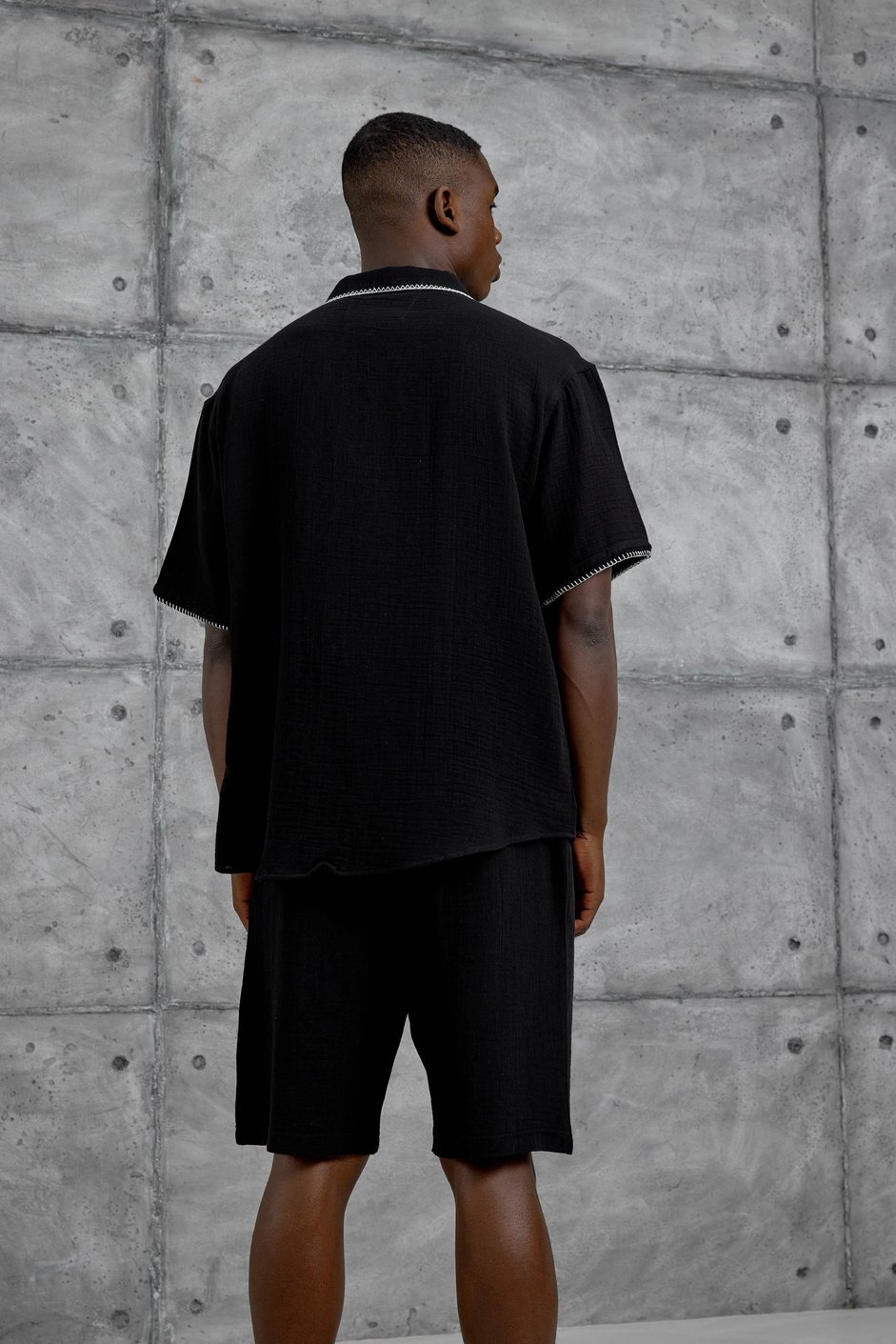 Siyah Oversize Yaprak Nakışlı Kısa Kollu Gömlek
