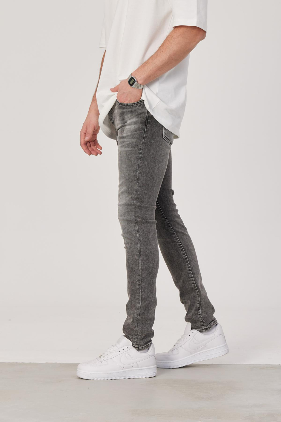 15590 Slim Kesim Taşlamalı Gri Jean