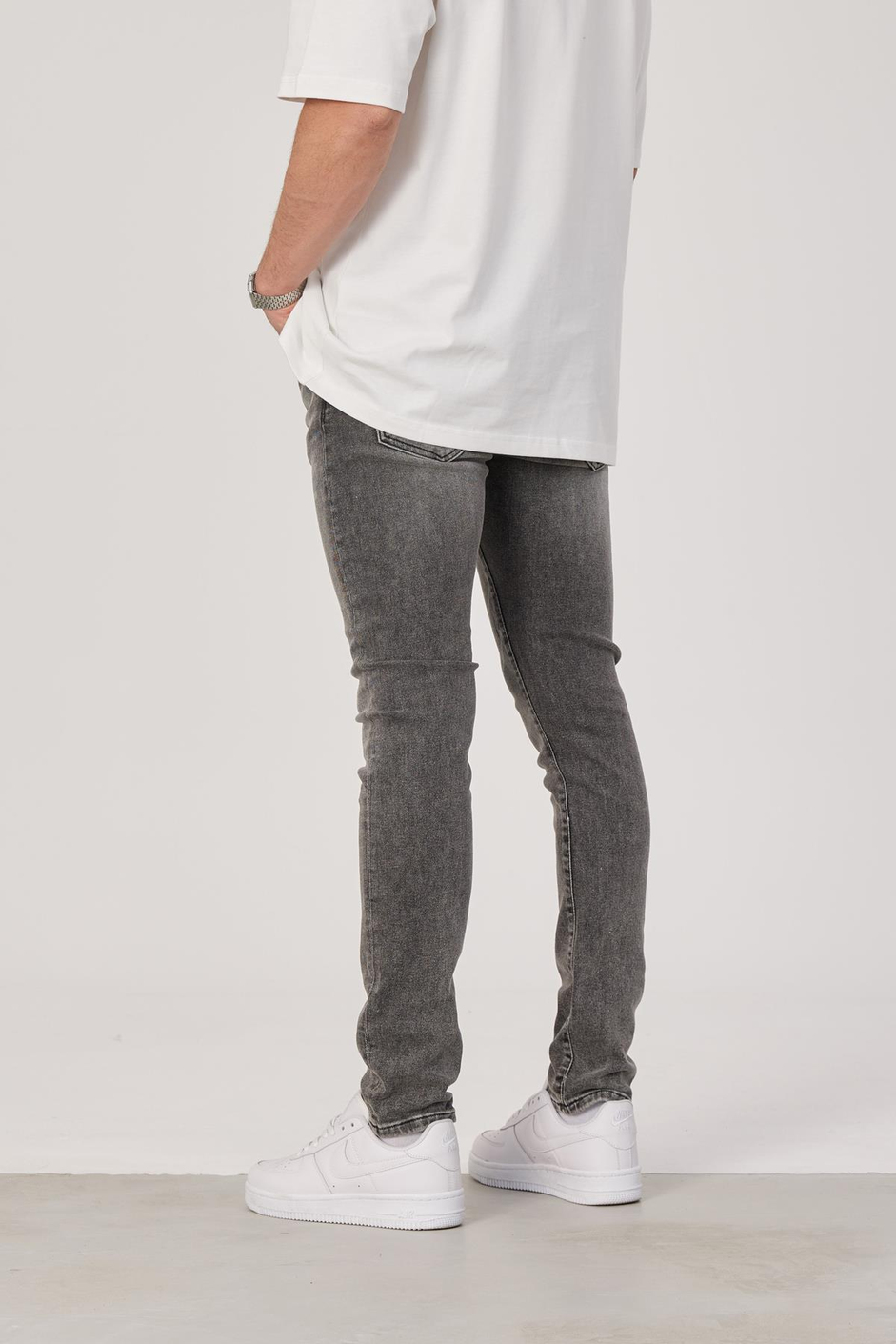 15590 Slim Kesim Taşlamalı Gri Jean