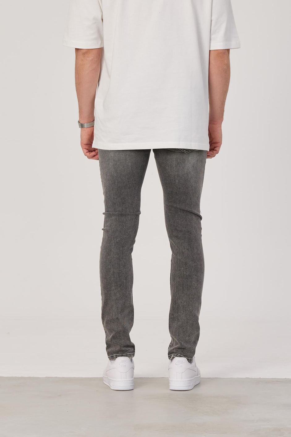 15590 Slim Kesim Taşlamalı Gri Jean