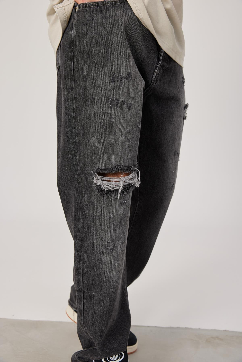 5174 Yırtık Detaylı Taşlamalı Füme Jean