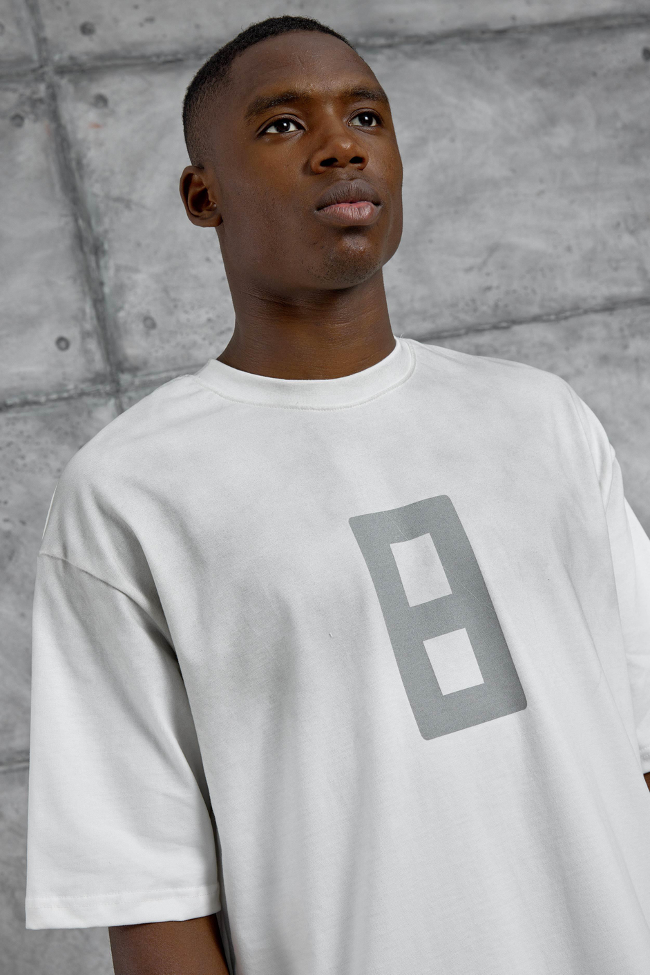 Beyaz 8 Rakam Baskılı Yıkamalı Tshirt