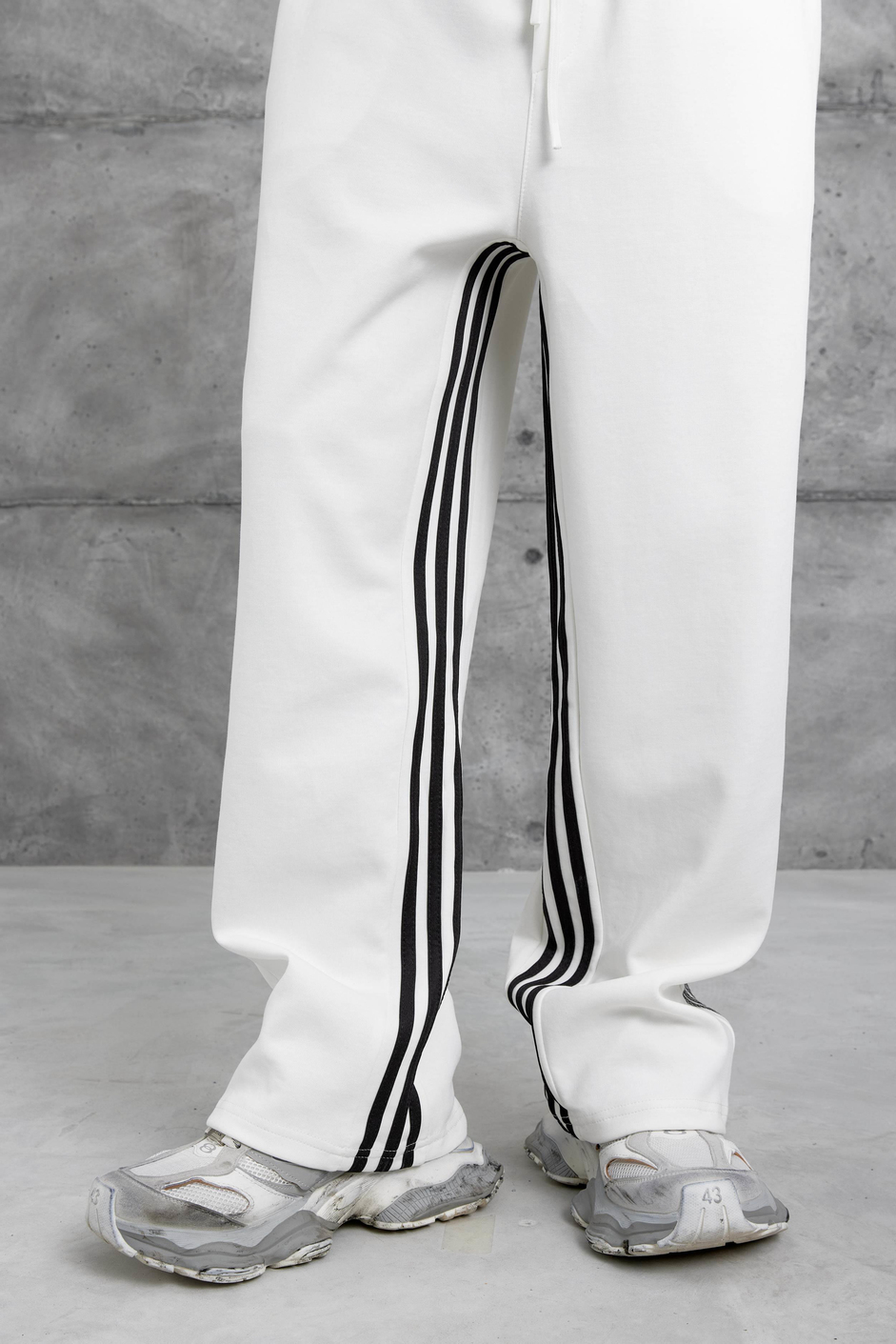 Beyaz Dikiş Detaylı Baggy Eşofman Altı