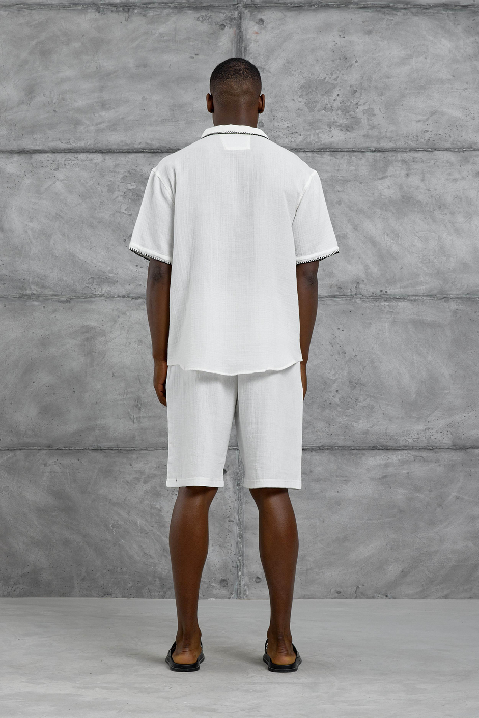 Beyaz Oversize Yaprak Nakışlı Kısa Kollu Gömlek