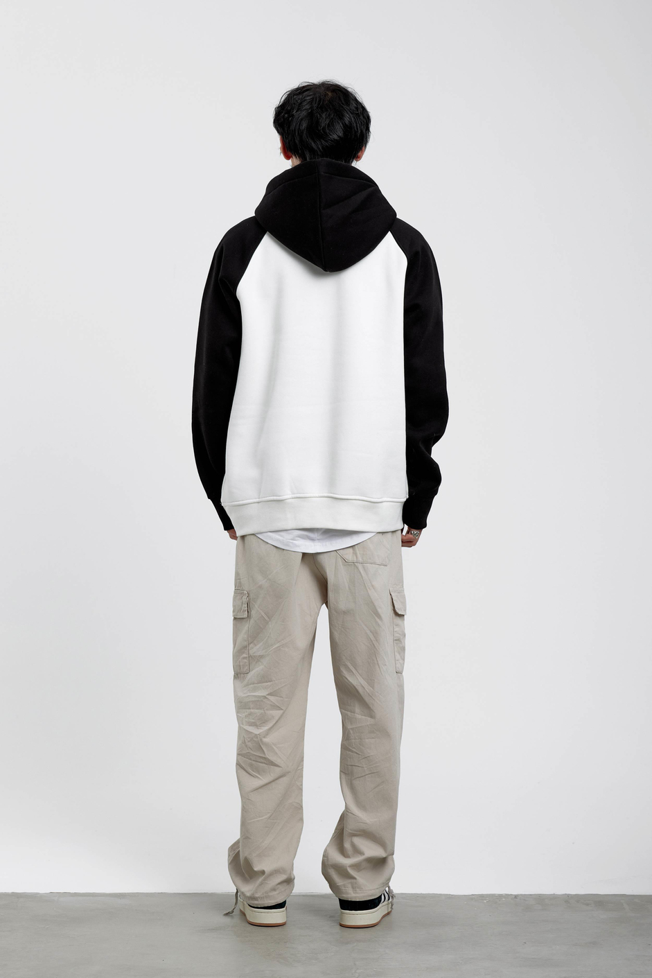 Beyaz Siyah Kollu Kapüşonlu Sweatshirt