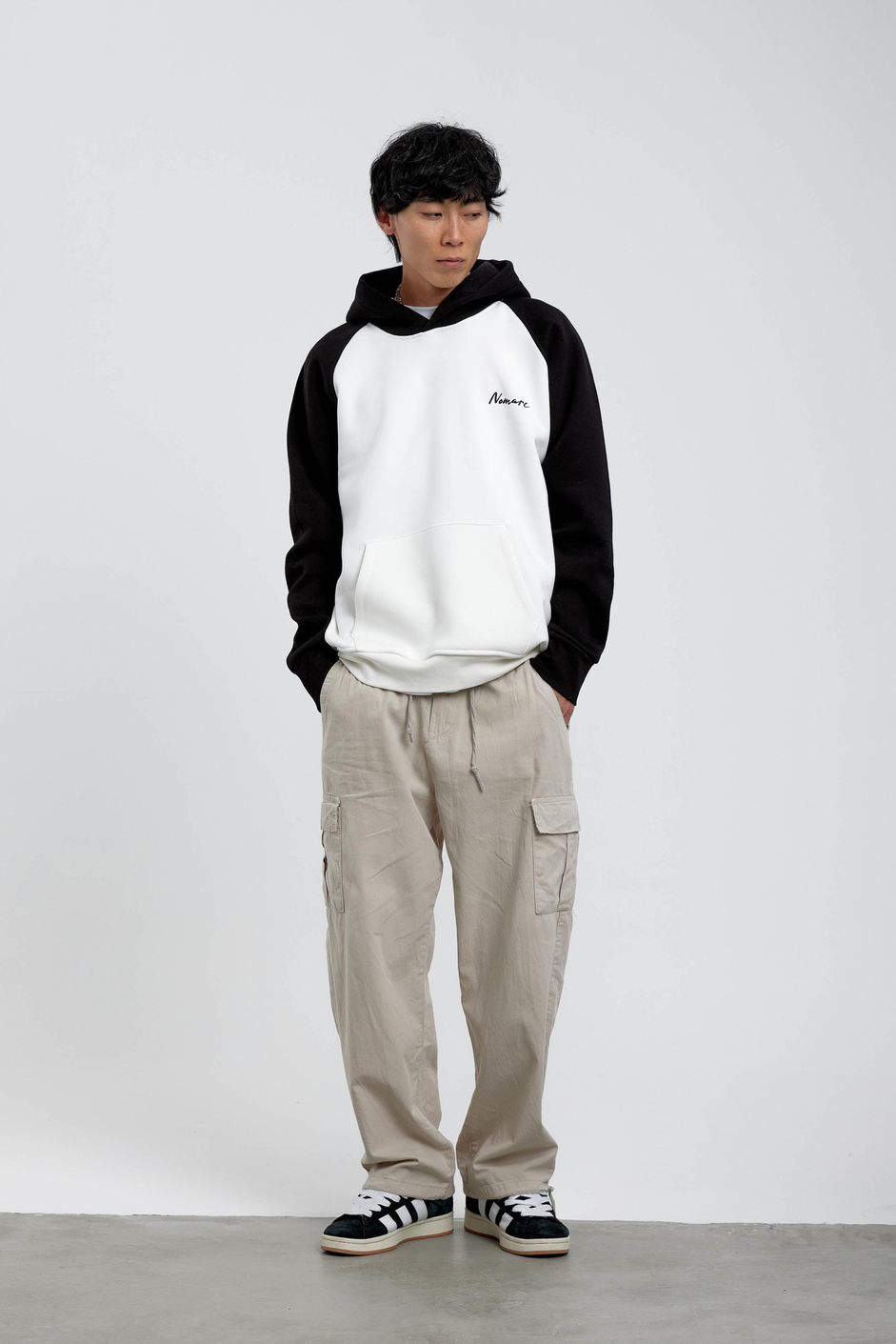 Beyaz Siyah Kollu Kapüşonlu Sweatshirt