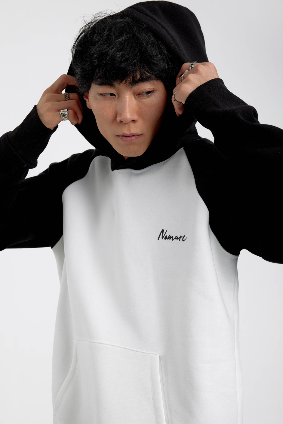 Beyaz Siyah Kollu Kapüşonlu Sweatshirt
