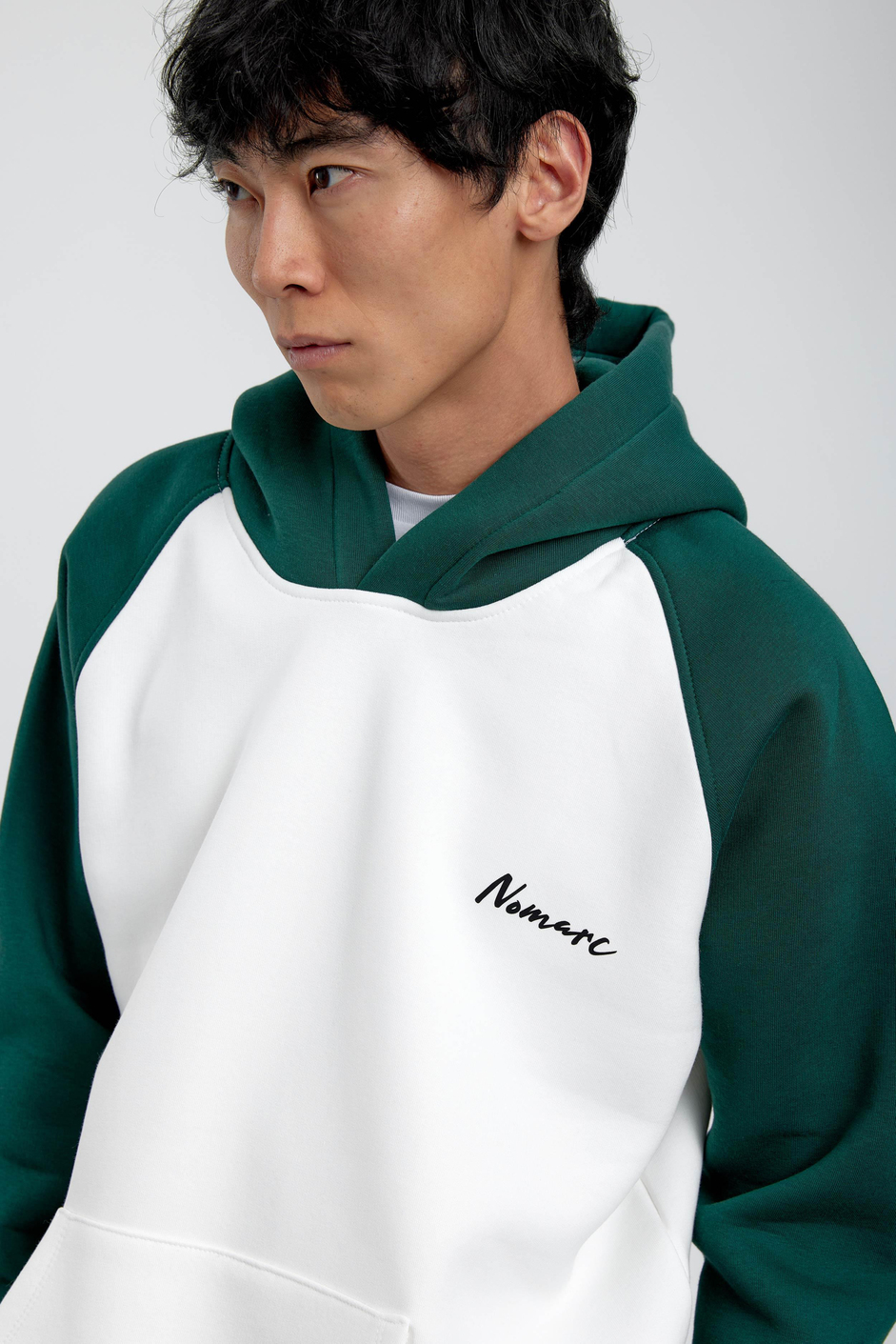 Beyaz Yeşil Kollu Kapüşonlu Sweatshirt