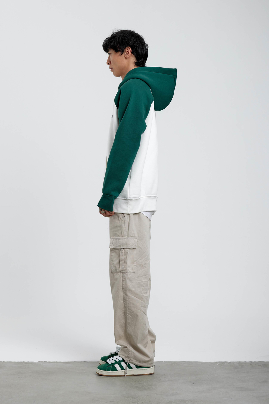 Beyaz Yeşil Kollu Kapüşonlu Sweatshirt