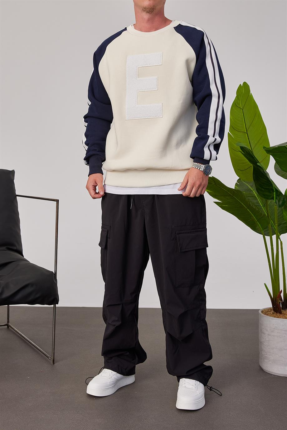 E Harf Baskılı Krem Sweatshirt