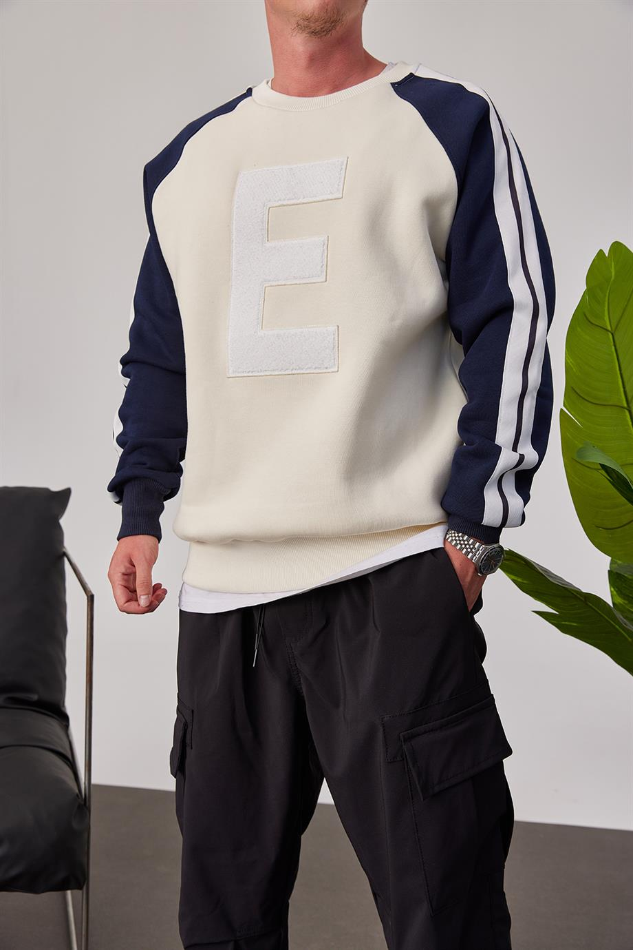 E Harf Baskılı Krem Sweatshirt