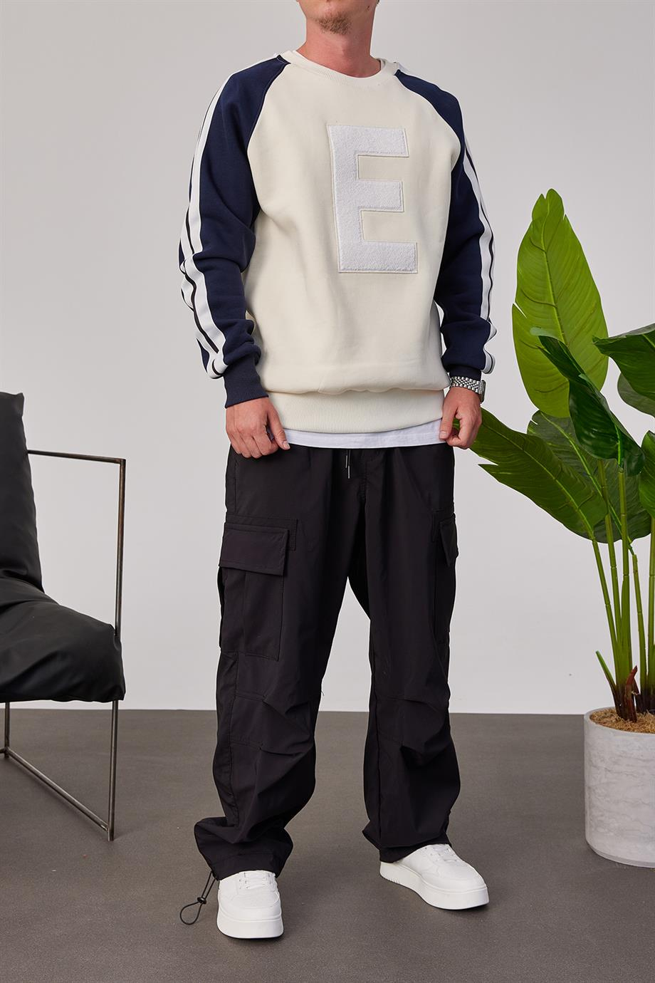 E Harf Baskılı Krem Sweatshirt