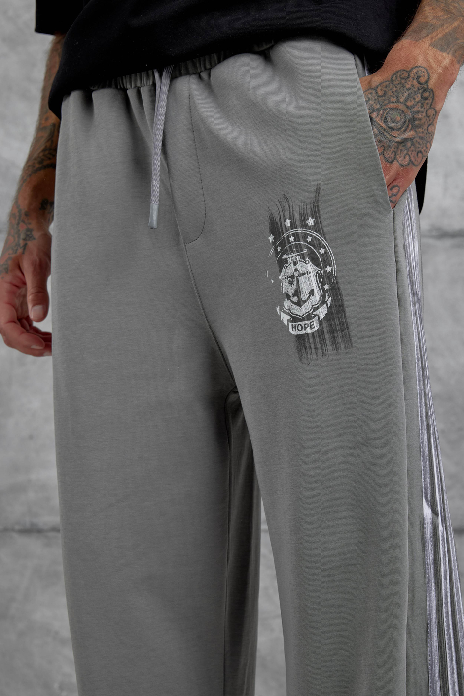 Füme Çizgili Arma Detaylı Baggy Eşofman