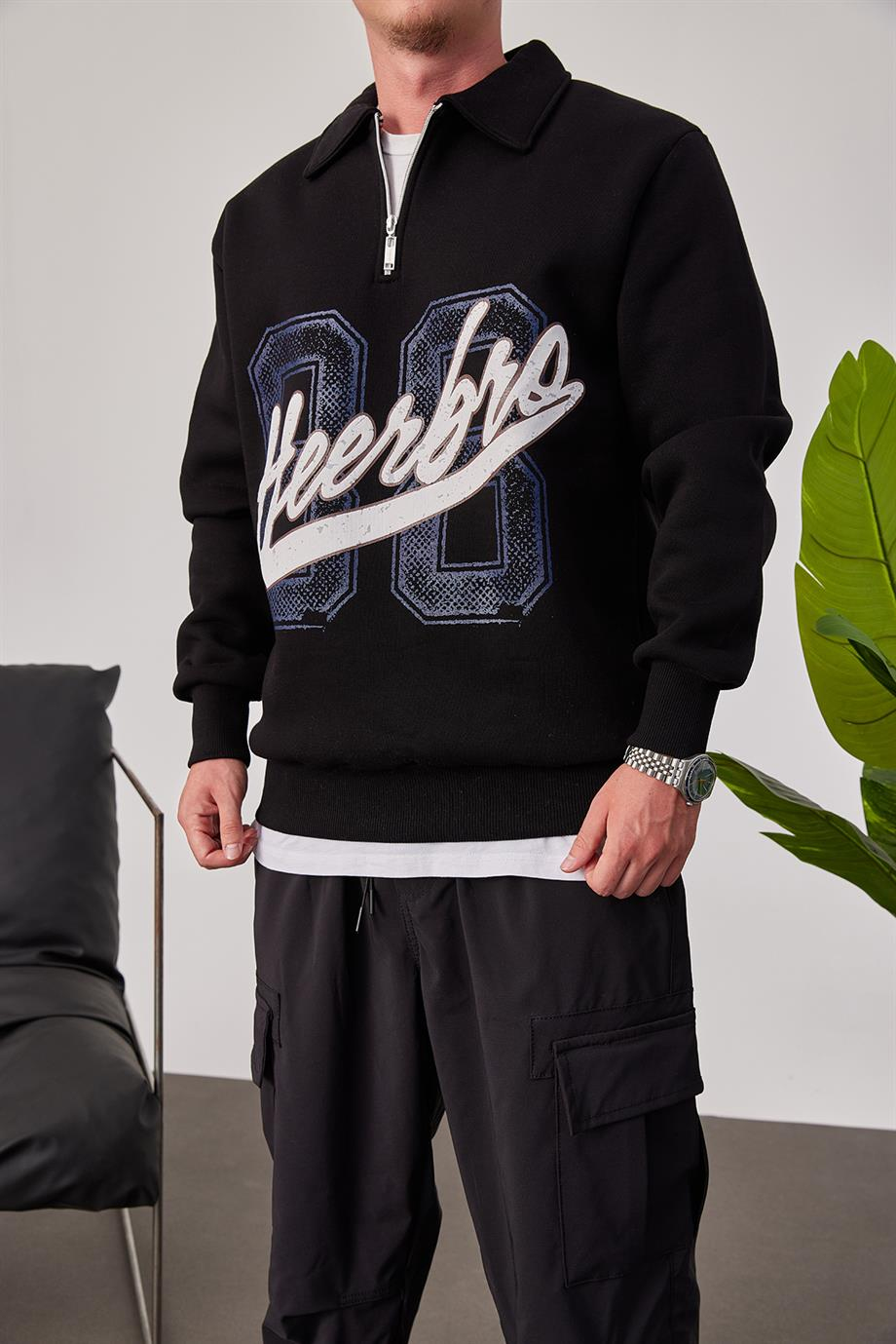 Heerbro Yakası Fermuarlı Siyah Sweatshirt