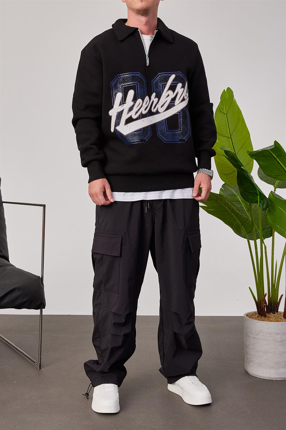 Heerbro Yakası Fermuarlı Siyah Sweatshirt
