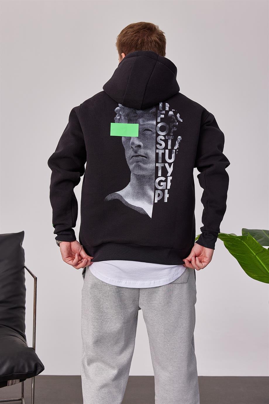 Kolu Fosforlu Baskılı Siyah Kapüşonlu Sweatshirt
