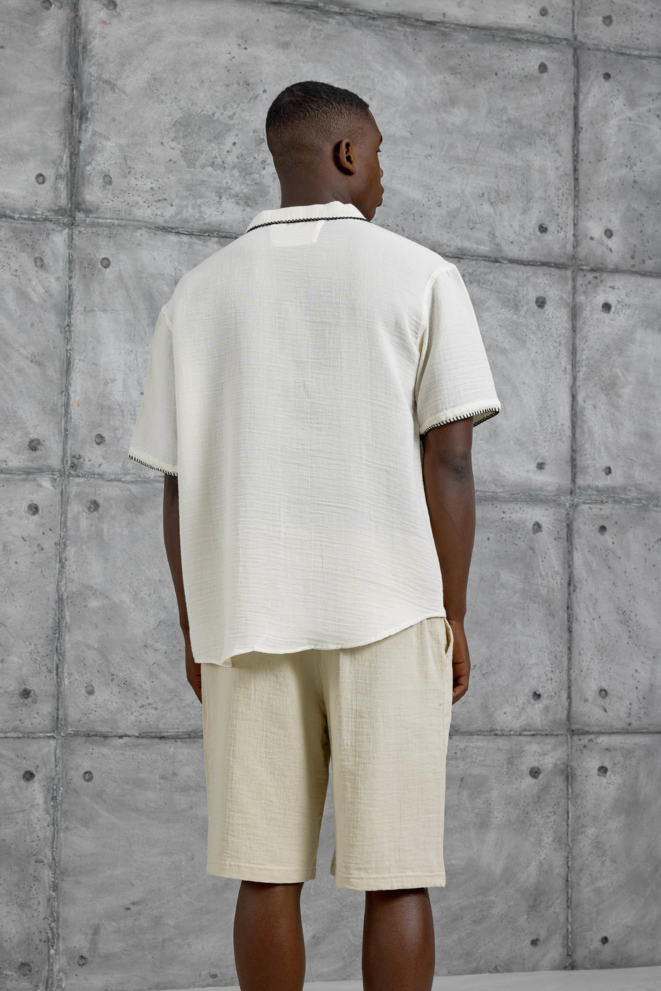 Krem Oversize Yaprak Nakışlı Kısa Kollu Gömlek