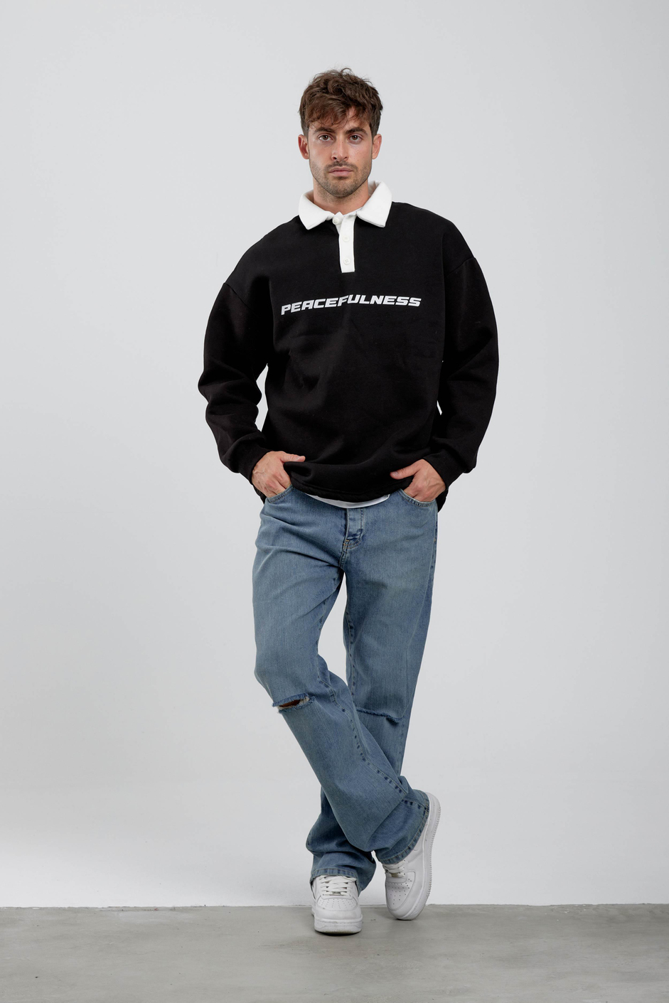 Peacefulness Yazılı Yakalı Siyah Sweatshirt
