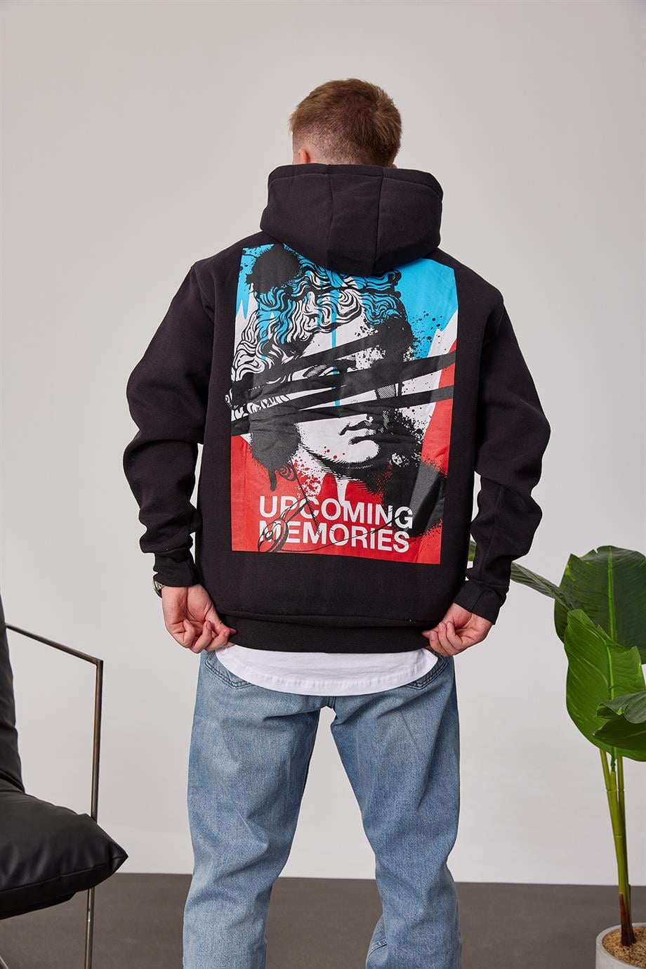 Renkli Heykel Baskılı Siyah Kapüşonlu Sweatshirt