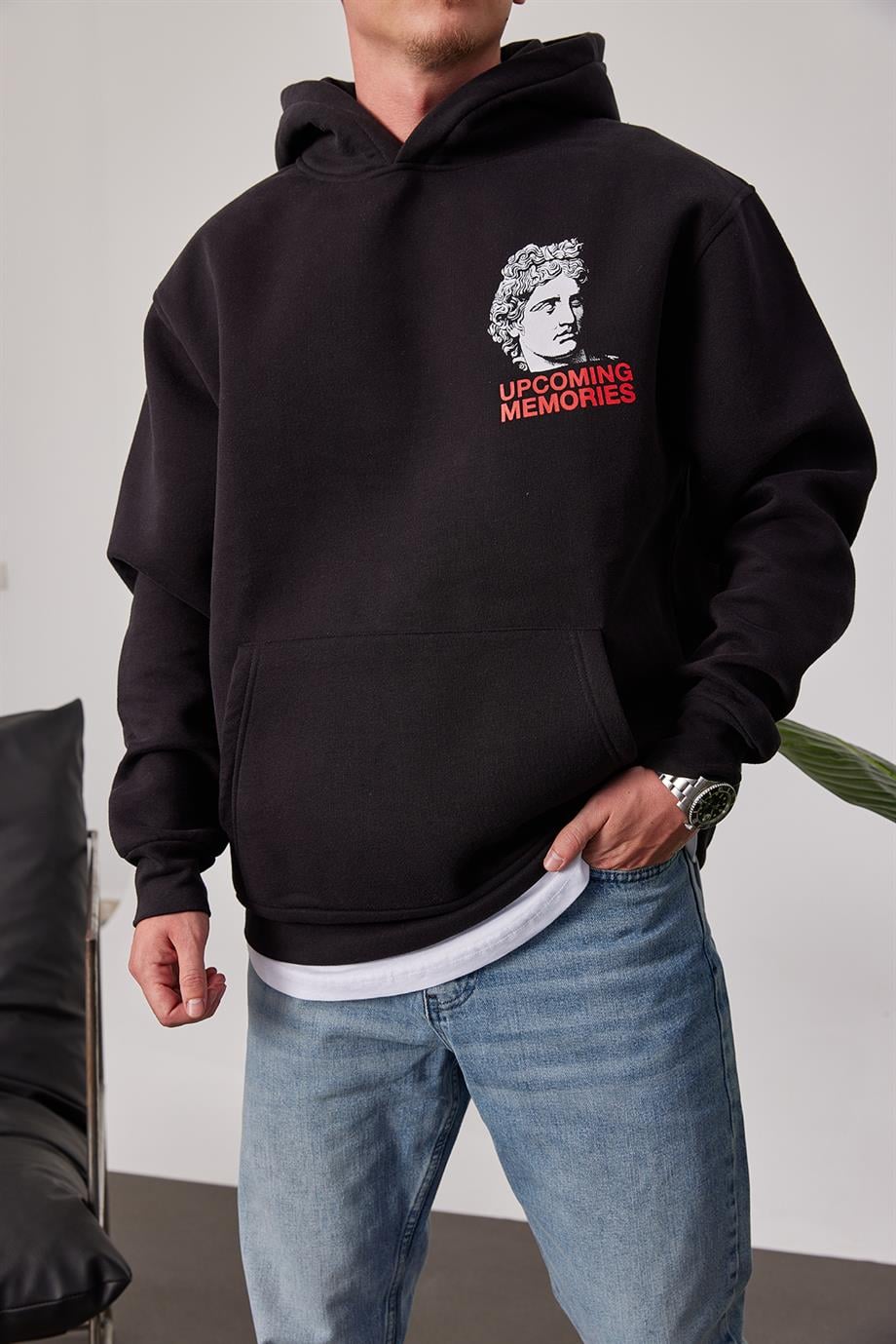 Renkli Heykel Baskılı Siyah Kapüşonlu Sweatshirt