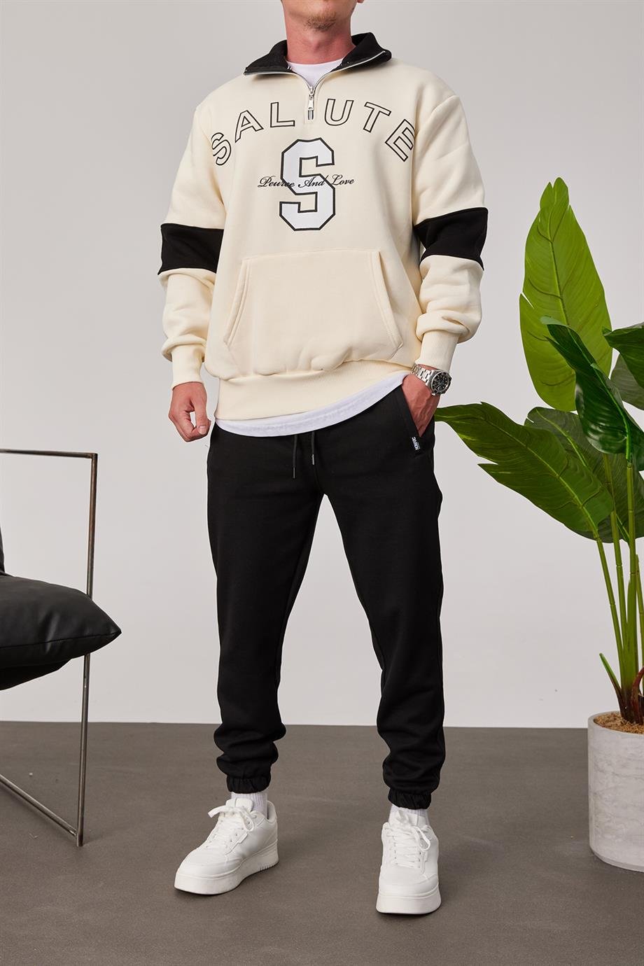 Salute Yakası Fermuarlı Krem Sweatshirt