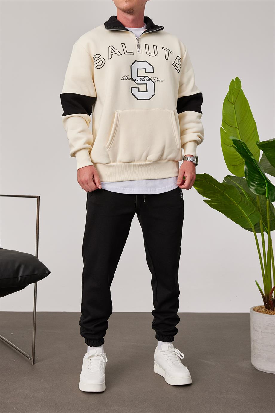 Salute Yakası Fermuarlı Krem Sweatshirt