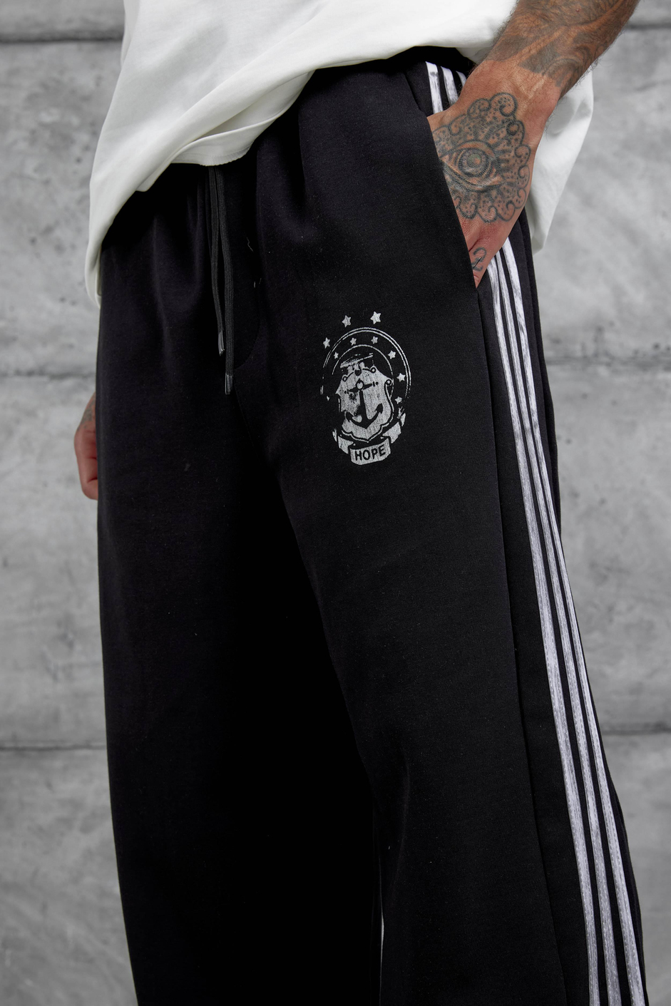 Siyah Çizgili Arma Detaylı Baggy Eşofman