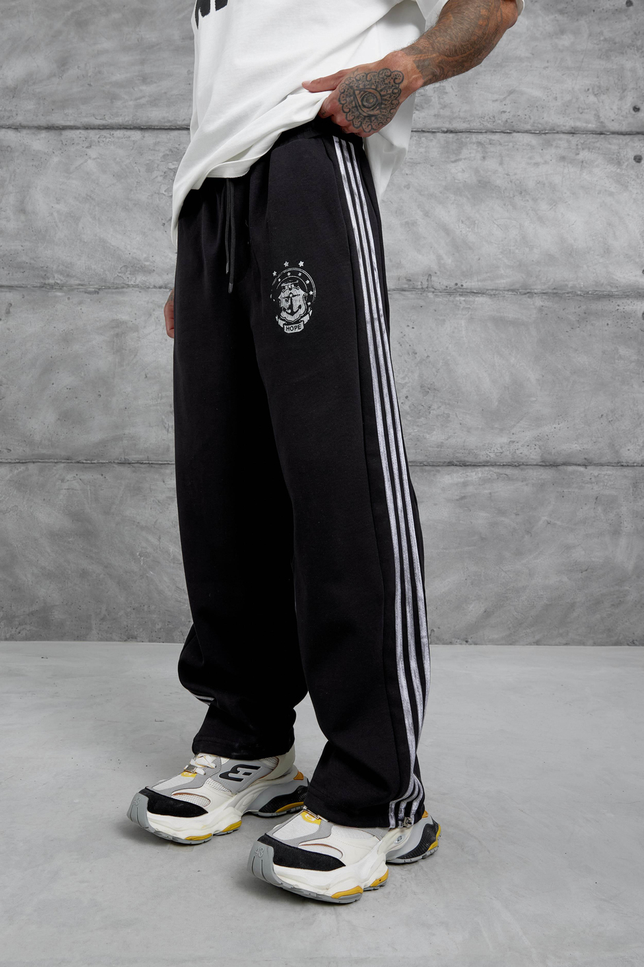 Siyah Çizgili Arma Detaylı Baggy Eşofman