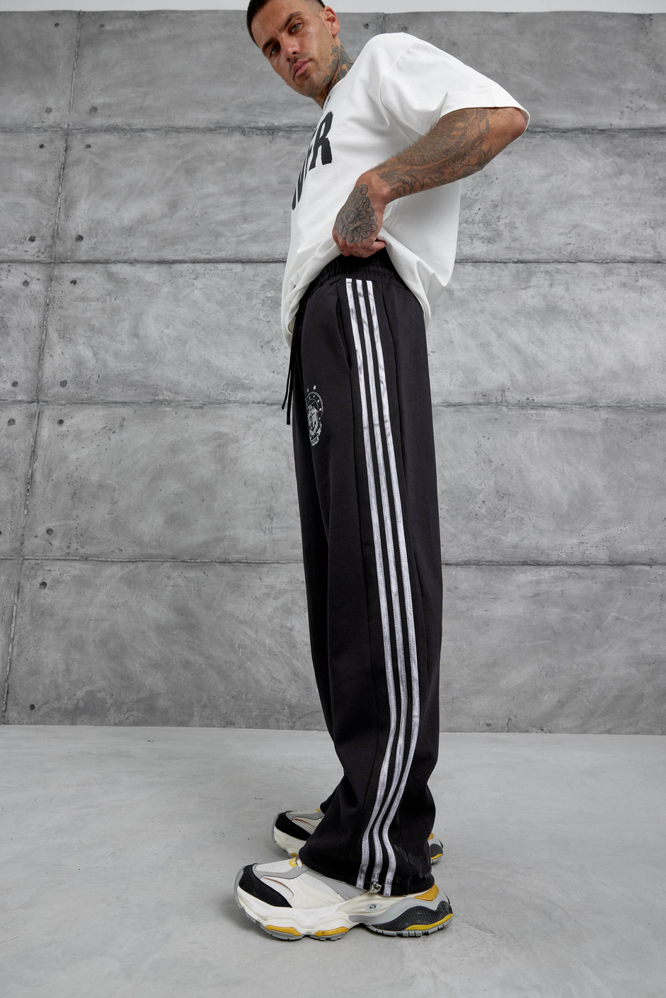 Siyah Çizgili Arma Detaylı Baggy Eşofman