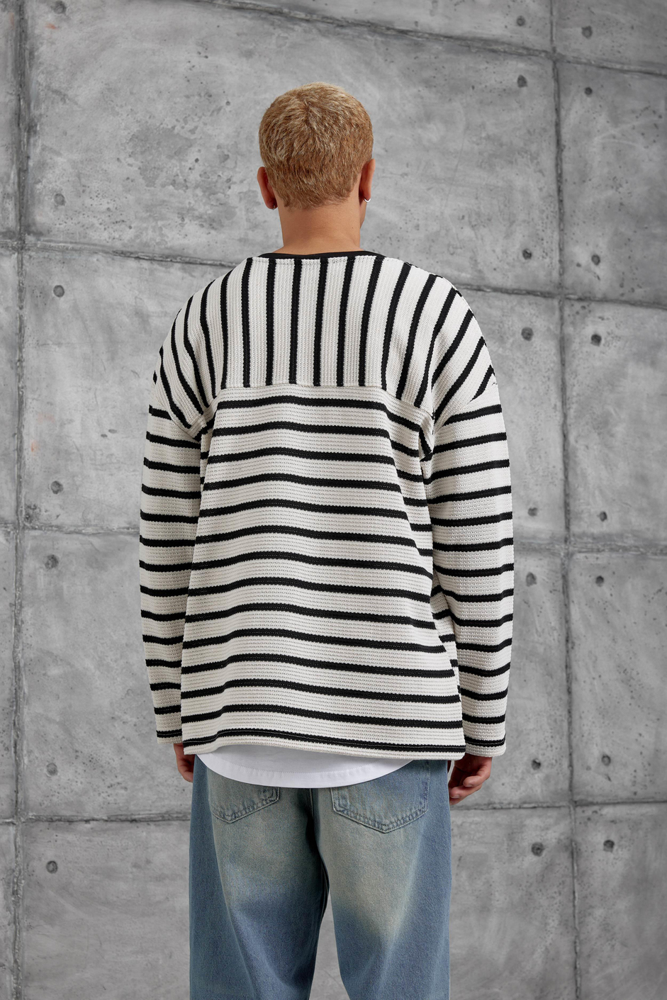 Siyah ÇİZGİLİ V YAKA SWEATSHİRT