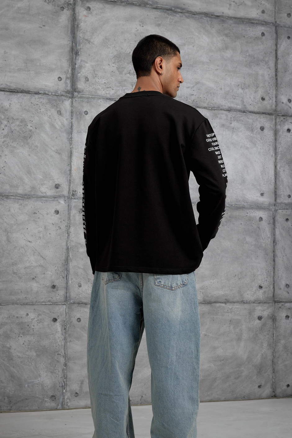 Siyah Kolda Yazı Detaylı Oversize Sweatshirt