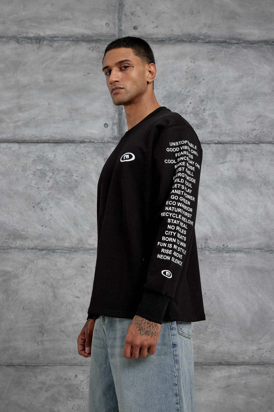 Siyah Kolda Yazı Detaylı Oversize Sweatshirt